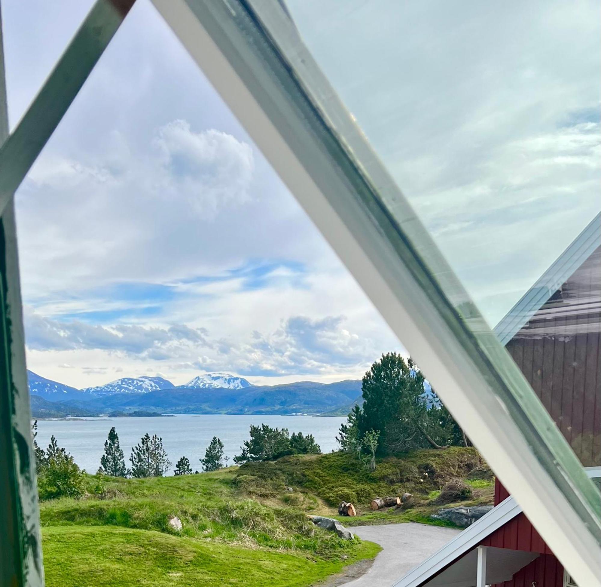 Wake Up To A Beautiful View And Smell Of The Sea Lägenhet Kristiansund Exteriör bild